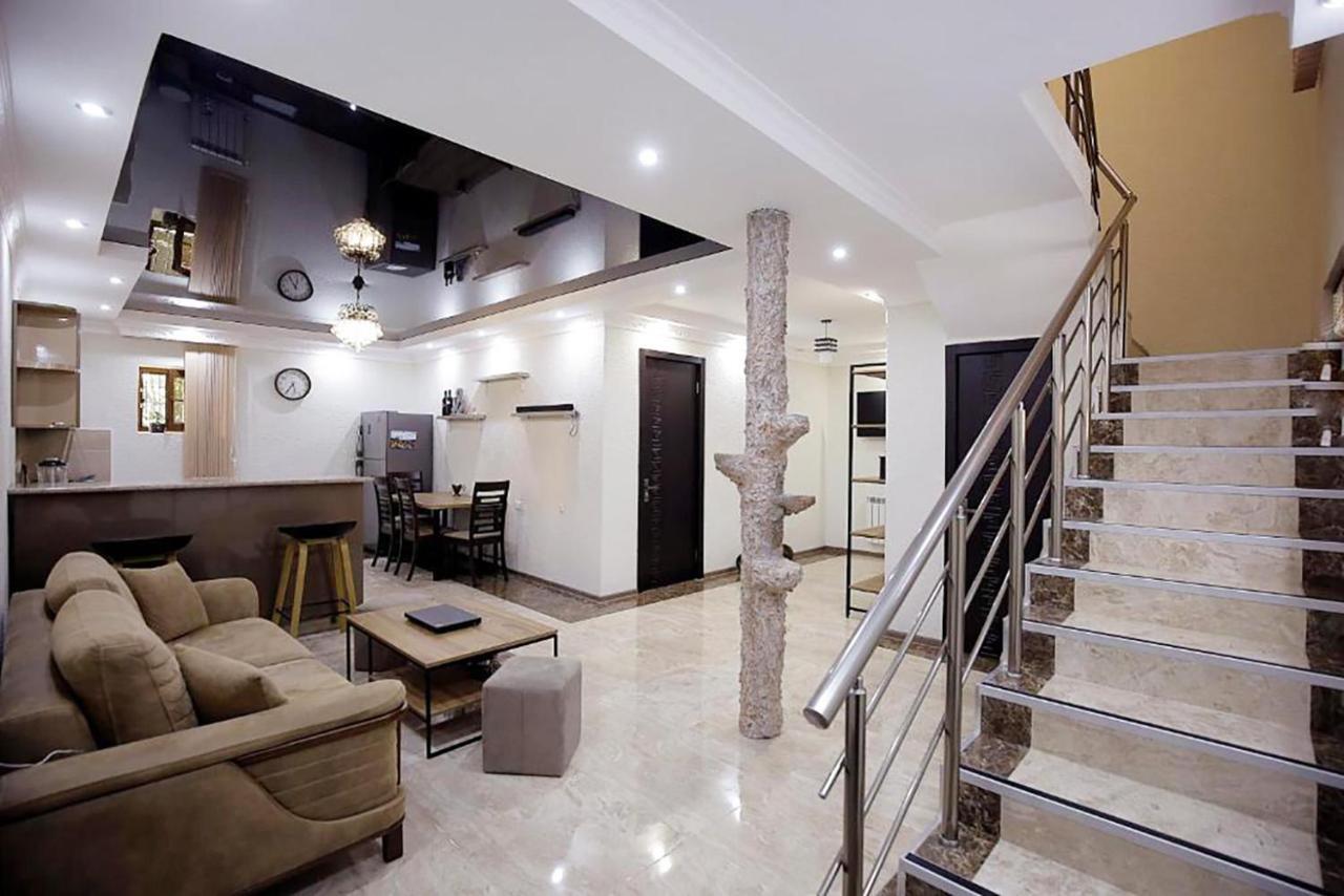 Nickos Hotel Кутаїсі Екстер'єр фото