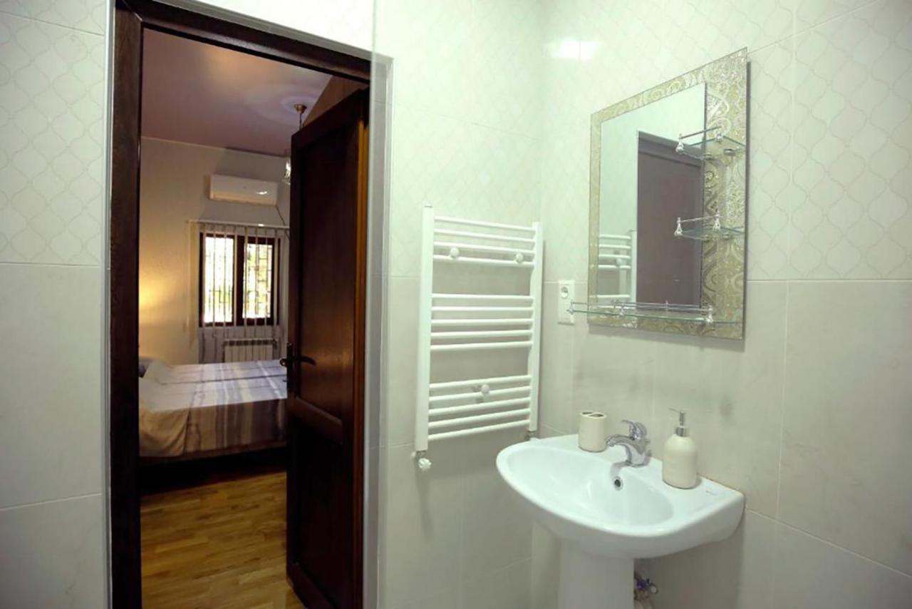 Nickos Hotel Кутаїсі Екстер'єр фото