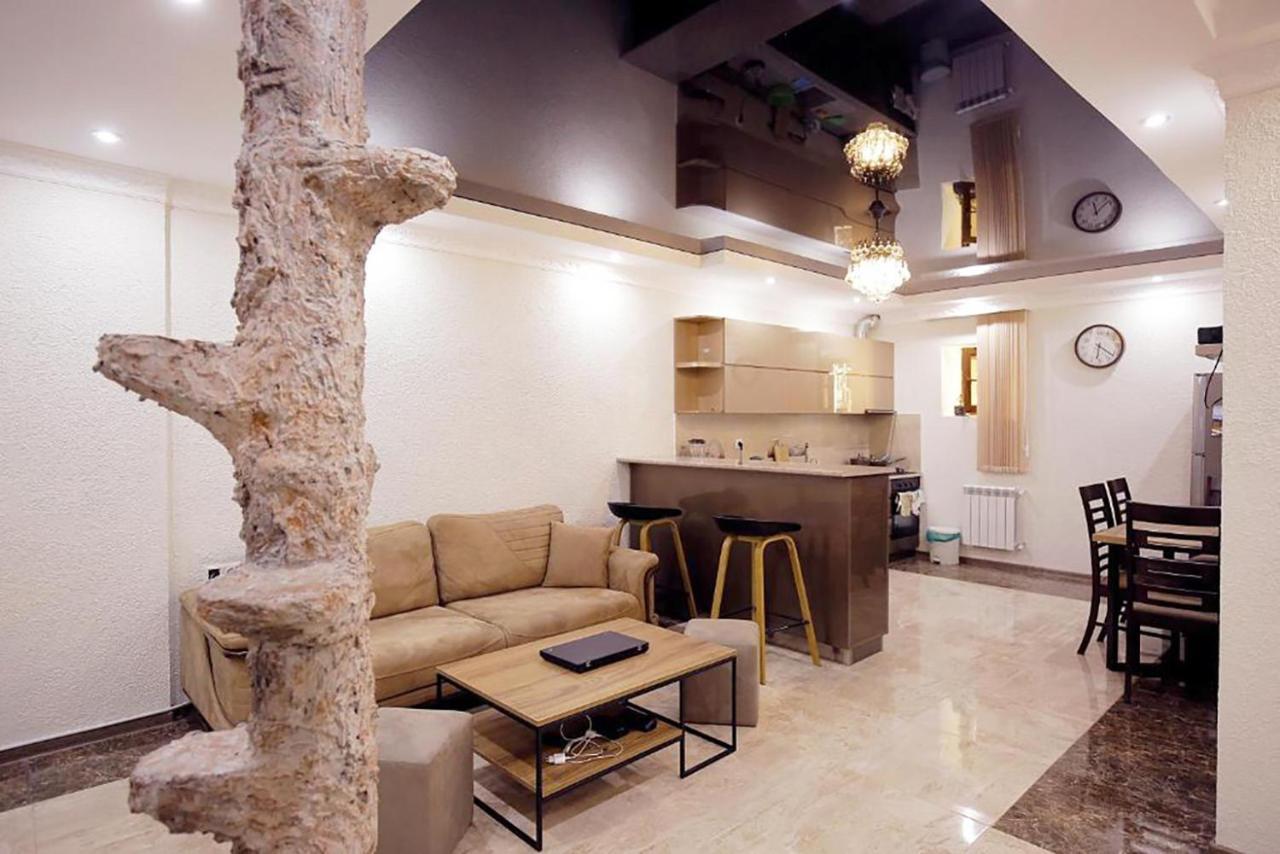 Nickos Hotel Кутаїсі Екстер'єр фото